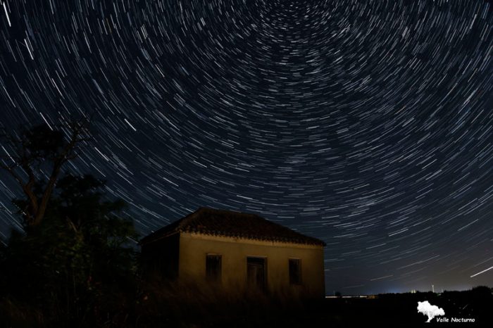 Fotografía nocturna de casa labriega y circumpolar, Palencia diferente