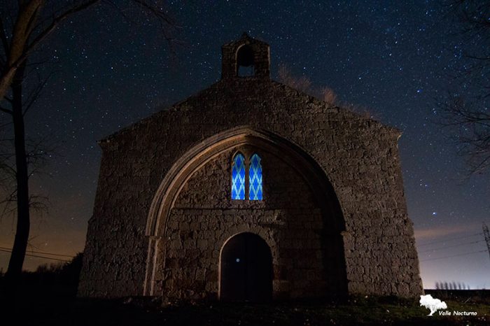 Fotografía nocturna de la Ermita de San Juan, Población de Campos. Palencia diferente