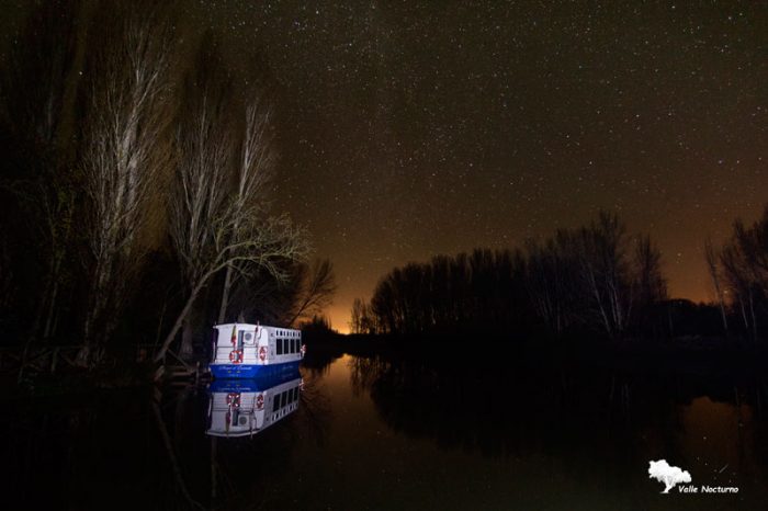 Fotografía nocturna. Barco fluvial, Marqués de la Ensenada, próximo a Herrera de Pisuerga. Palencia diferente