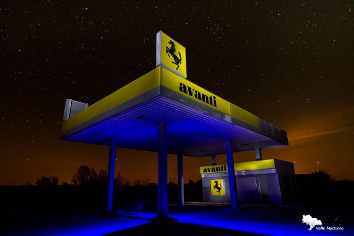 fotografía nocturna una vieja gasolinera abandonada, palencia diferente